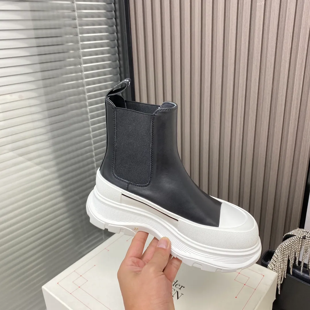 👟👟Ex-factory price 560👟👟 Women's shoe factory Alexander Mcqueen/McQueen 22 autumn and winter series Martin boots short boots, original development and the highest version. The style is simple and elegant. Another long-leg artifact. The height of the boot is just right. Highly recommended for small girls. Imported cowhide for the upper and imported sheepskin for the lining. T👟👟Ex-factory price U combination outsole Size: Women 35-40,